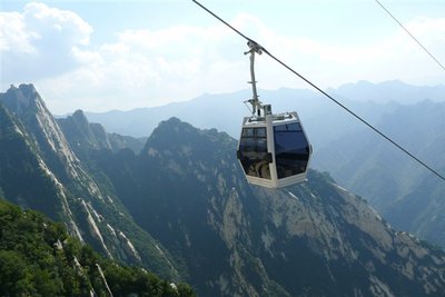 華山西峰索道臨時停運百余人滯留